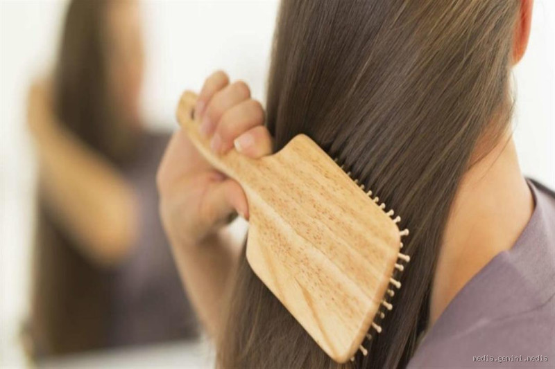كيف يمكن لتمشيط الشعر يومياً أن يؤثر على صحته ونعومته، خاصة مع الأنواع المختلفة؟