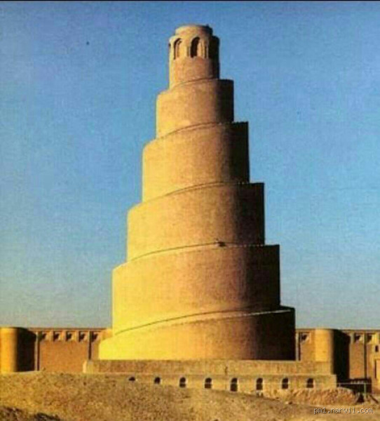 ما هو سر مئذنة ملوية سامراء الحلزونية الفريدة؟ استكشف عبقرية المعمار الإسلامي وأسرار التاريخ!