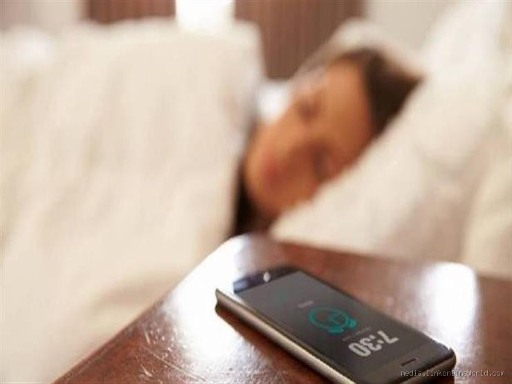 هل النوم بجانب الهاتف خطر؟ اكتشف الحقيقة وراء هذه العادة