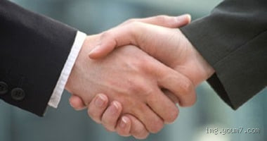 هل يجوز الانحناء لتقبيل اليد؟