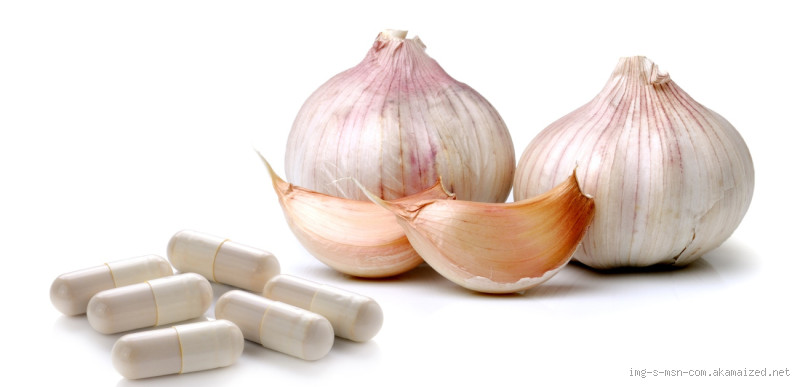 هل الثوم يقضي على حبوب الوجه؟ اكتشف الحقيقة وراء هذا العلاج الطبيعي
