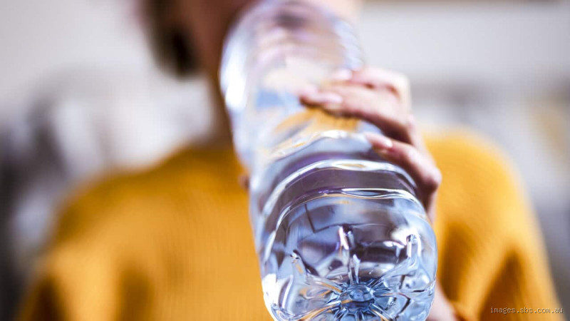 هل شرب الماء بكثرة يخرج السموم؟ اكتشف الحقيقة وراء هذا المفهوم