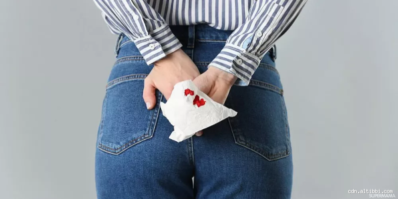 هل طبيعي نزول دم من المؤخرة؟ الأسباب والعلاج المحتمل