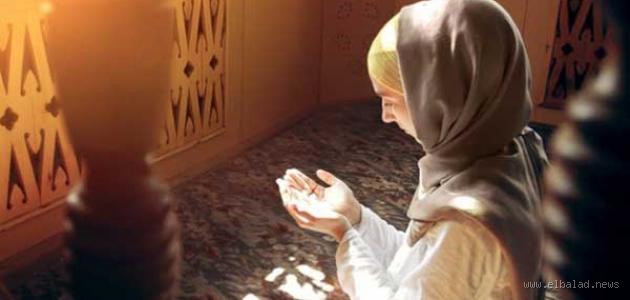 هل تبطل صلاة المرأة إذا كشفت قدميها؟ - آراء الفقهاء وتوجيهات عملية من IslamWeb